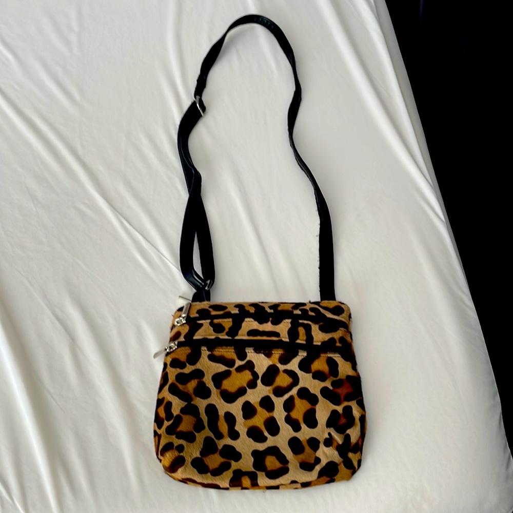 Leopard print small shoulder bag.